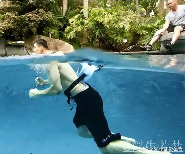 姚明泳池照曝光，NBA球星身材堪比超人