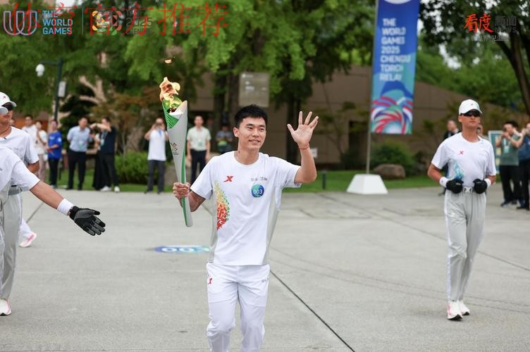 青春之火闪耀三星堆!胡荷韬传递成都世运会“竹梦”火炬! 青春之火闪耀三星堆!胡荷韬传递成都世运会“竹梦”火炬!
